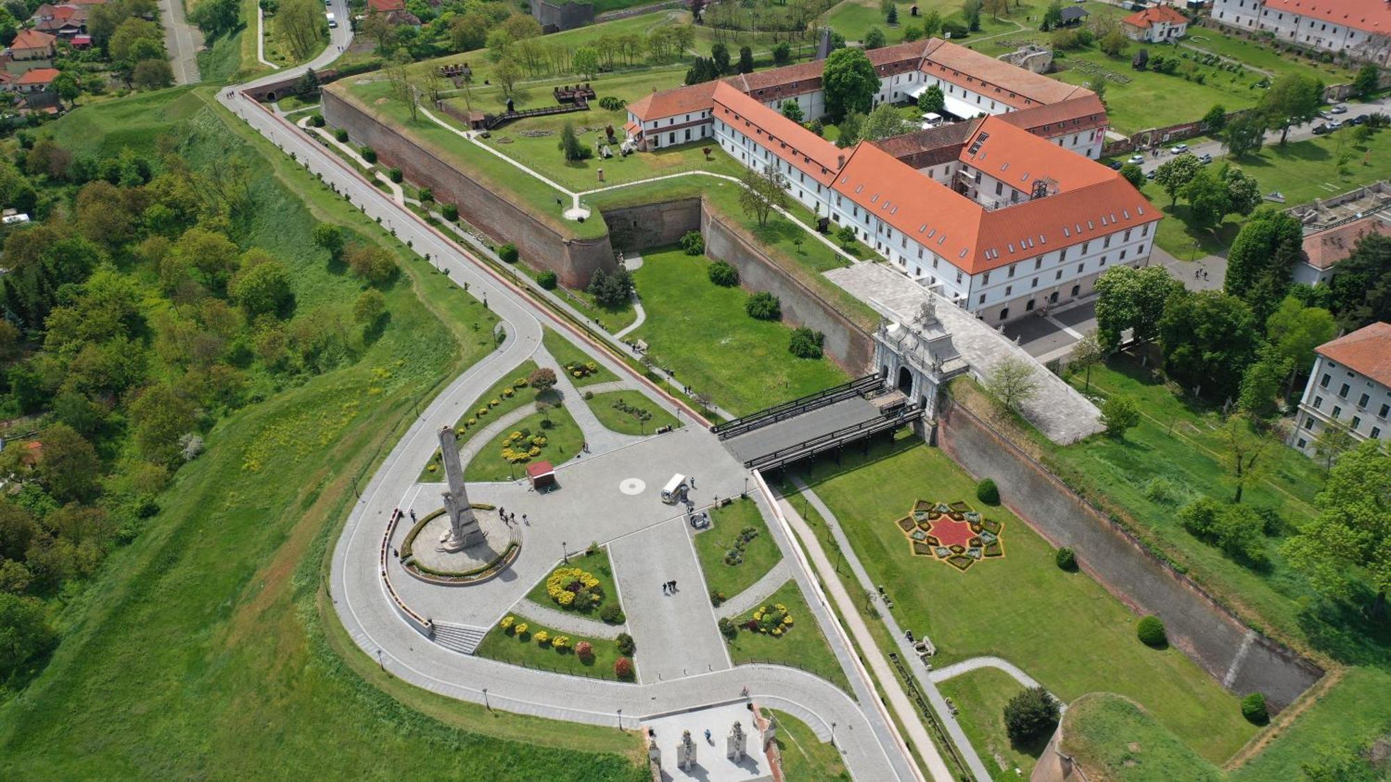 La Poarta Cetatii Alba Iulia