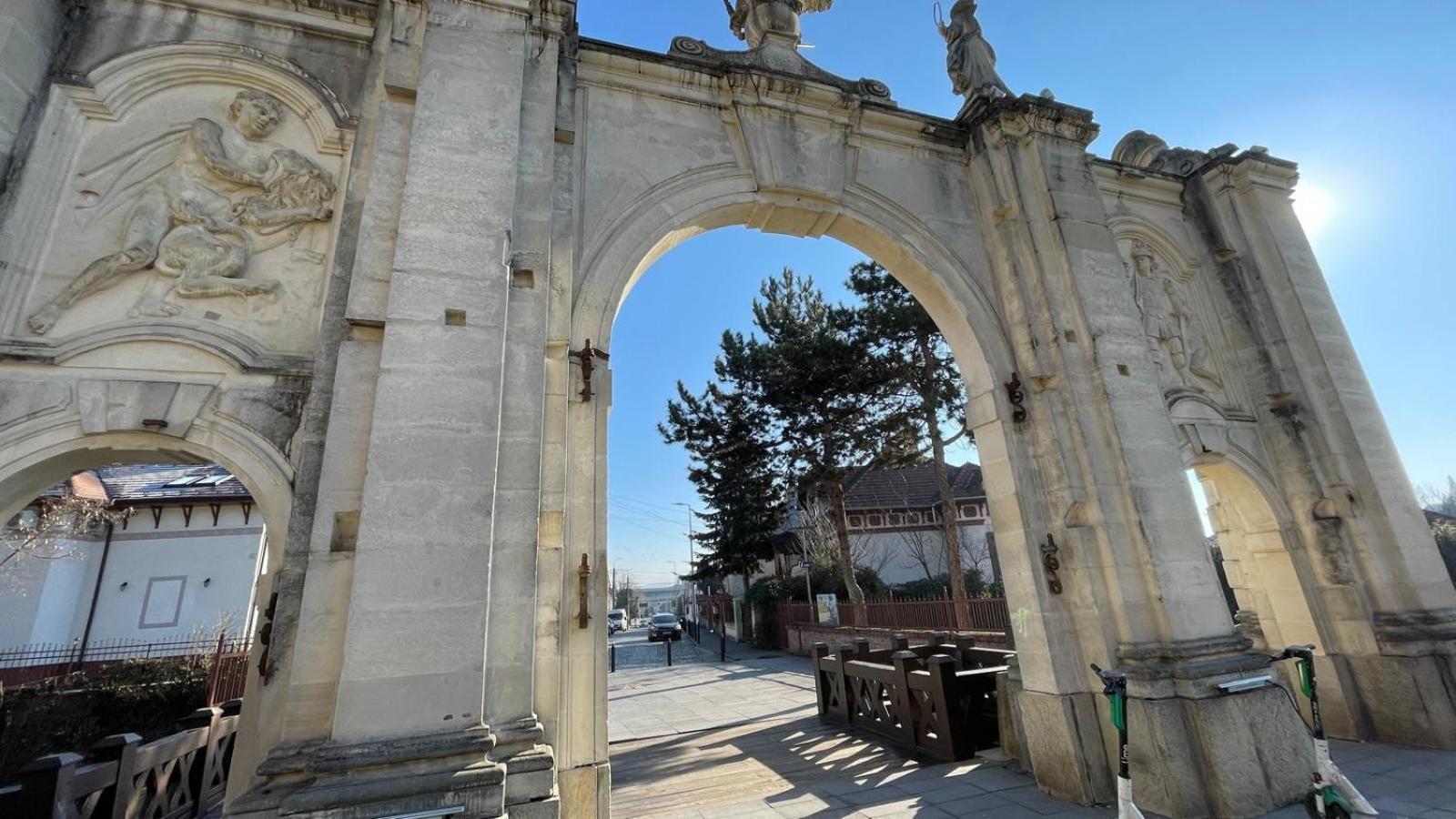 La Poarta Cetatii *